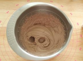 冷藏的淡奶油取出，加入4克可可粉。用电动打蛋器打发，想要面包爆浆的感觉，就打到有纹路不流动就可。如果想要馅料流动性没那么强，就可以将淡奶油打老一点也没有关系。