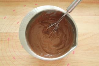 将步骤9冷凉的可可卡仕达酱倒入打好的奶油中，用蛋抽混合均匀即可，然后用保鲜膜贴面覆盖，放入冰箱冷藏半小时以上。