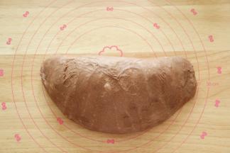 一发完成，发酵到2倍大（看状态，时间只是参考），手指蘸面粉戳洞不回弹不塌陷即可。取出轻轻折叠按压排气。