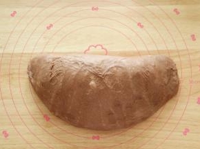 一发完成，发酵到2倍大（看状态，时间只是参考），手指蘸面粉戳洞不回弹不塌陷即可。取出轻轻折叠按压排气。