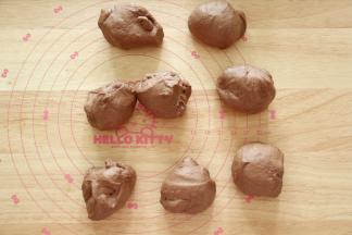 将面团分成60克一个，8份。