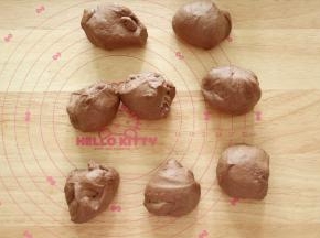 将面团分成60克一个，8份。