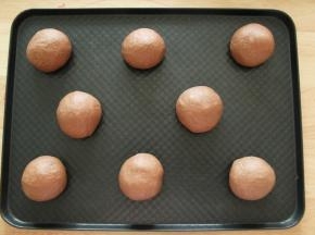 右手反C状握住面团，逆时针滚圆面团，排入烤盘。