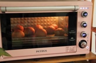 二发快结束时，提前预热烤箱，上下170度。发酵完成后，送入预热好的烤箱中层偏下，转160度，烘烤20分钟。