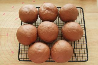 烤完取出，转移到冷凉架上冷凉。