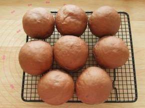 烤完取出，转移到冷凉架上冷凉。