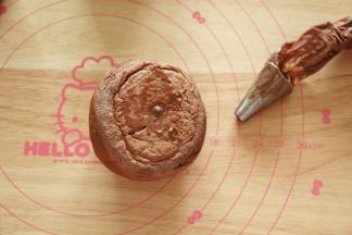 冷凉后，将冰心馅料取出，装入裱花袋（最后用泡芙打馅的花嘴，实在没有，小号圆嘴也可），餐包底部戳洞，裱花嘴45度角插入，360度转圈挤入馅料即可。