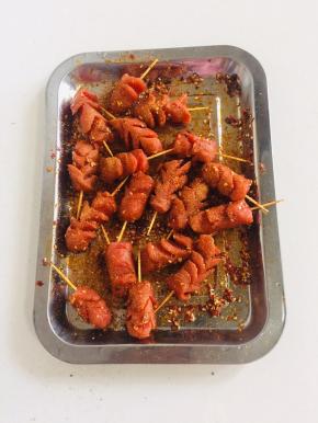 放入一勺自制辣椒油和适量的万能烧烤撒粉翻拌均匀即可！