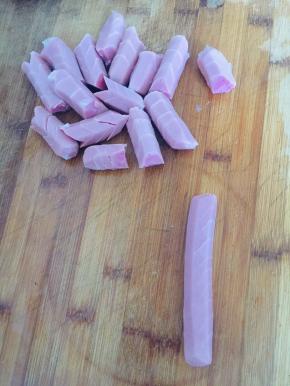 把烤肠改花刀，再切成段备用！