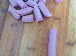 把烤肠改花刀，再切成段备用！