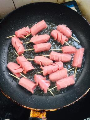 起锅烧油，放入烤肠小火慢煎！
