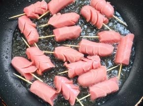 起锅烧油，放入烤肠小火慢煎！