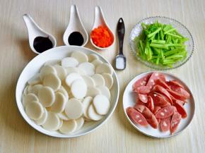 准备食材，芹菜去掉叶子，洗干净切段再焯水，香肠切片，胡萝卜去皮洗净切片，我用模具压了五角星，没有模具可以省略。