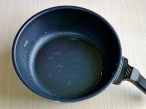 锅中加入食用油。