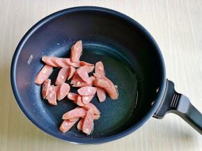 再加入切好的香肠片煸炒。