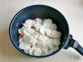 再加入洗干净的年糕片翻炒均匀。