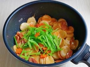 炒好后，加入焯水的芹菜与胡萝卜。