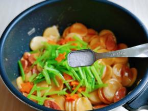 按个人口味加入盐。