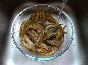 对虾放在清水里清洗干净。