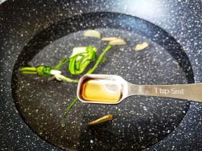 锅里放适量的清水加葱姜料酒。