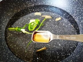 锅里放适量的清水加葱姜料酒。