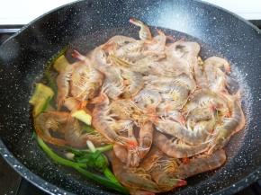 水开后放入对虾。