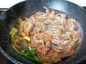 水开后放入对虾。