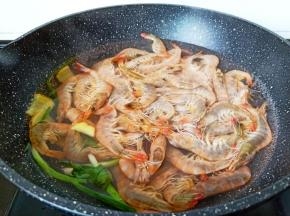 开大火将对虾煮熟。