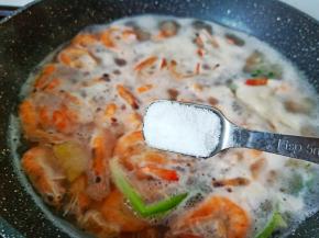 两勺盐一起煮5分钟。