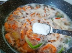 两勺盐一起煮5分钟。