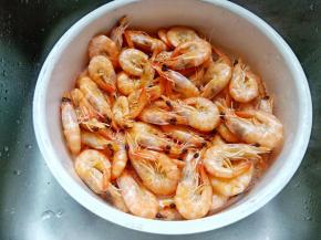 煮熟的对虾放在沥水篮里沥干水分。