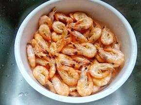 煮熟的对虾放在沥水篮里沥干水分。