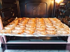 烤箱预热好以后把对虾放入中层，170度烤30分钟。