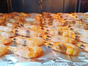 烤好的对虾要放在通风处彻底凉透。