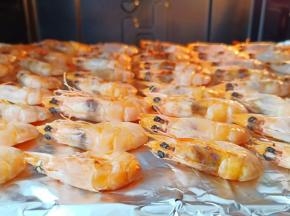 烤好的对虾要放在通风处彻底凉透。