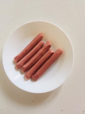 烤肠解冻，清洗一下，擦干水分备用！