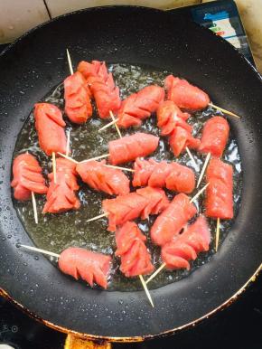 中途翻动一下，煎制烤肠表面焦黄色即可！