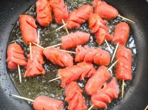 中途翻动一下，煎制烤肠表面焦黄色即可！