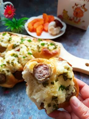 多多的牛肉肠很满足