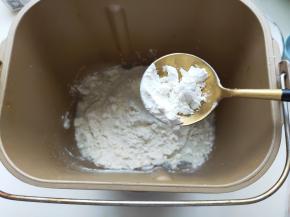 小面包加些低筋面粉口感更好，除黄油外材料放入面包机桶里，和面十分钟加入黄油继续揉面十分钟左右能拉出薄膜。