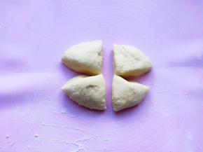 将发酵好的面团按压排气分成四份，醒发十分钟。