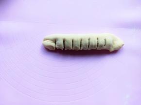 用利刀划七道，只划断牛肉肠就行，左右交叉的方式像外翻开。