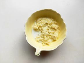 沙拉酱加少许椰蓉搅拌均匀备用，