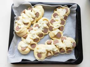 发酵好的生胚上面撒上沙拉椰蓉酱