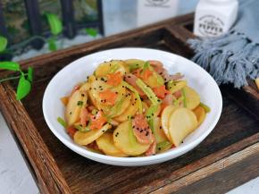 盛出装盘，撒上熟黑芝麻。