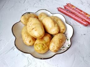 准备新鲜的土豆与火腿肠。
