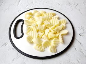 土豆削皮切成小块。