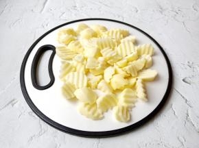 土豆削皮切成小块。