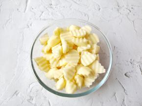 切好的土豆块放入大碗里。