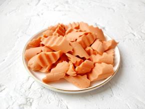 火腿肠外皮剥了再切成小段。